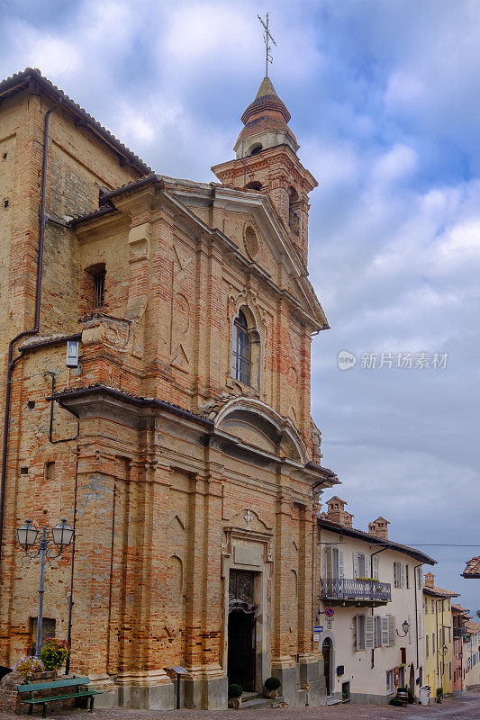 圣洛可教堂(Church of San Rocco)，建于18世纪，是朗赫(Langhe)的La Morra教堂之一。朗赫是一个多山地区，以葡萄种植为主，以巴罗洛葡萄酒的生产而闻名。库尼奥省，皮埃蒙特，意大利